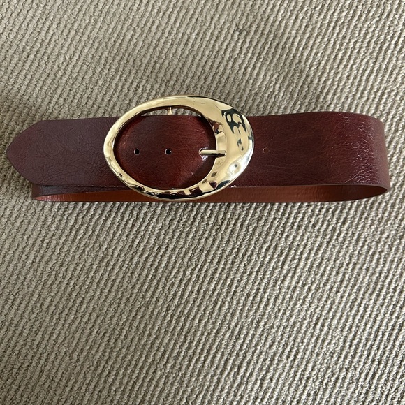 Accessories - Elegant Brown Belt with Gold Buckle